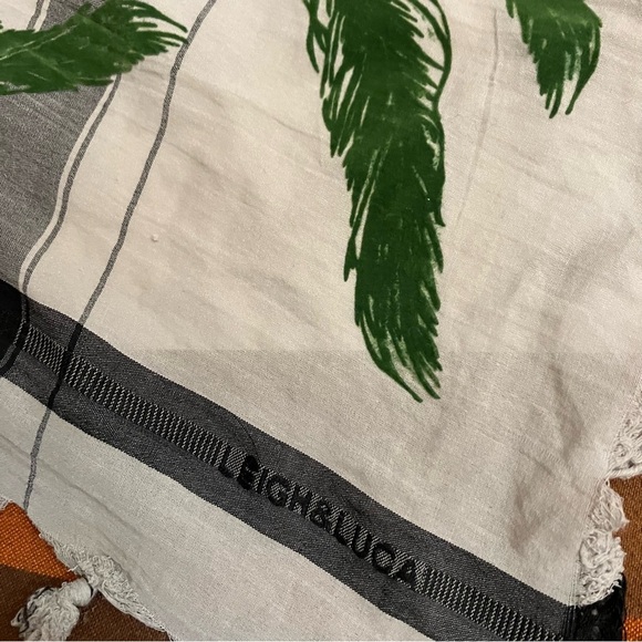 Leigh & Luca New York Velvet Embossed Leaf‎ Triangle Scarf - Picture 2 of 4